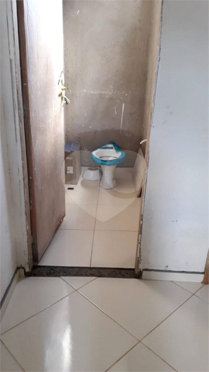 Casa térrea no Condomínio Samambaia.