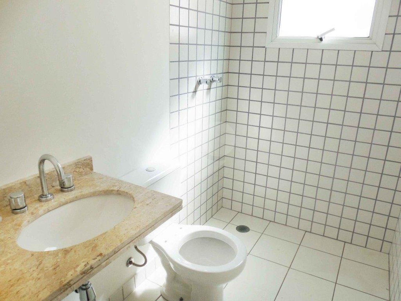Casa à venda com 4 quartos, sendo 2 suítes, no condomínio Bristol Village, São Paulo - SP