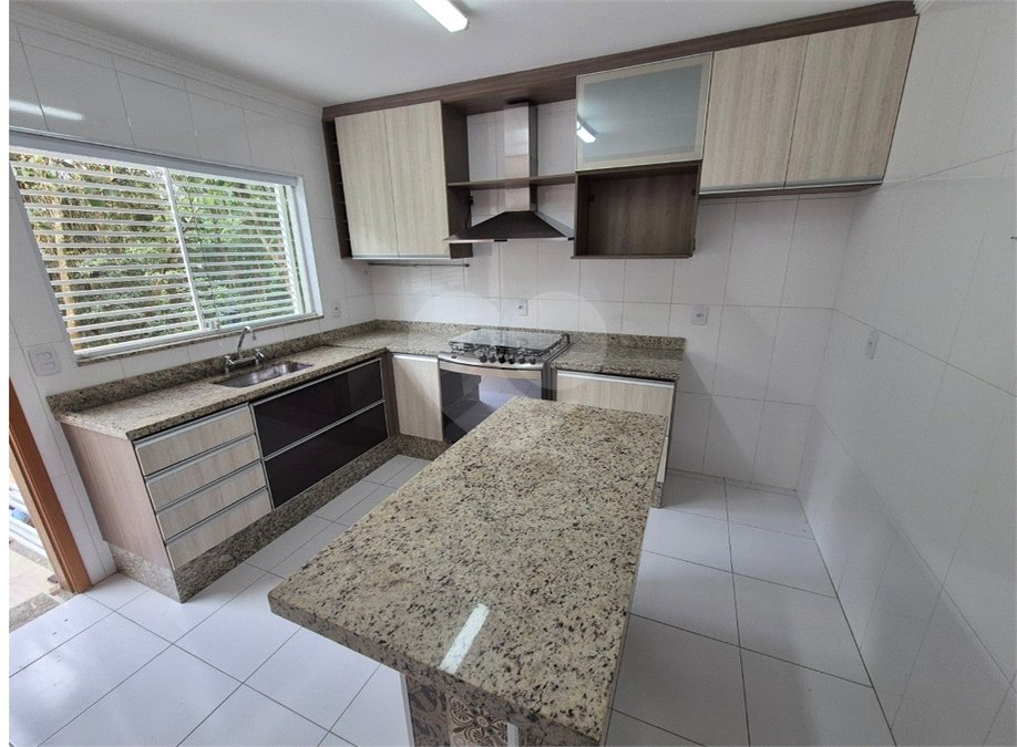 Sobrado à venda com 3 quartos, sendo 1 suíte,  em Vila Pedra Branca, São Paulo, SP