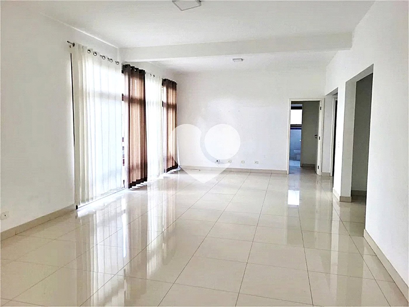 Casa à venda ou para alugar com 7 quartos, sendo 5 suítes, no condomínio Sausalito, Mairiporã - SP