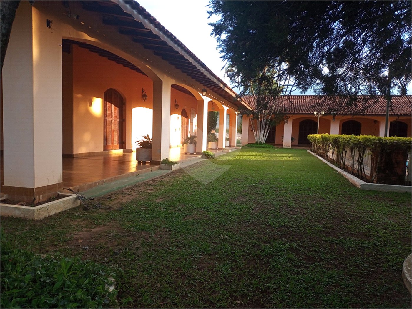 Casa à venda com 5 quartos, sendo 1 suíte, no condomínio Village da Serra, Araçoiaba da Serra - SP