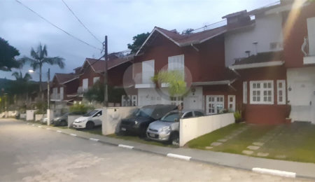 Casa à venda com 3 quartos, sendo 1 suíte,  no condomínio Village Palmas, São Paulo - SP