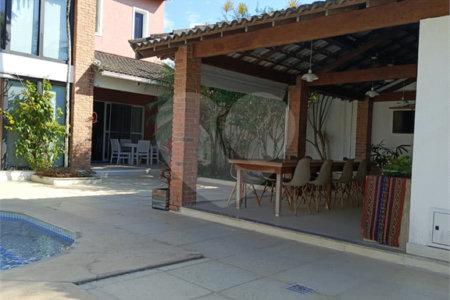 Casa à venda com 9 quartos, sendo 8 suítes, no condomínio Village Elisabete, Rio de Janeiro - RJ
