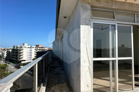 Cobertura à venda com 4 quartos, sendo 2 suítes,  em Braga, Cabo Frio, RJ