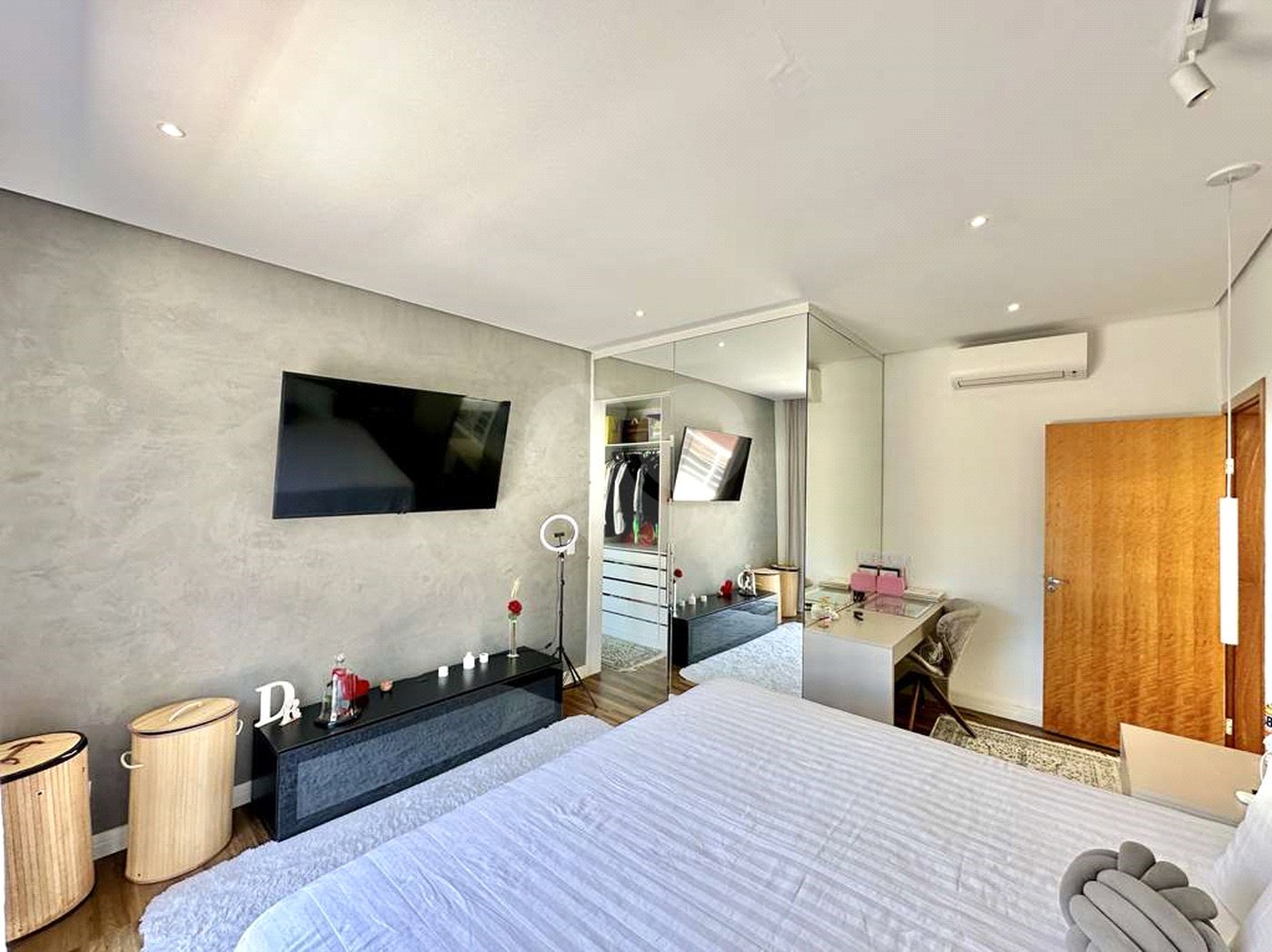 Casa à venda com 4 quartos, sendo 3 suítes, no condomínio Vilarejo, Carapicuíba - SP