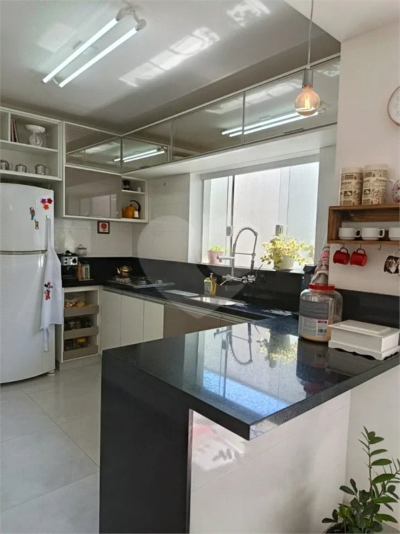 Sobrado novo, com 250m², 3 quartos, sendo 1 suíte, 2 garagens, à venda na Vila Prudente