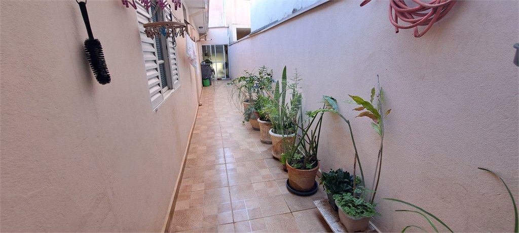 Casa no Jardim Medeiros ampla com 3 dormitórios bem distribuída