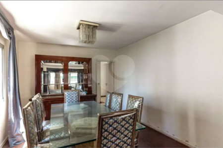 Este elegante apartamento em Higienópolis oferece 224m² de área muito bem distribuída, perfeito para quem valoriza conforto