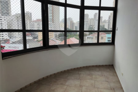 Apartamento para venda e locação na Aclimação de 108m² com 2 dormitórios e 2 banheiros, varanda