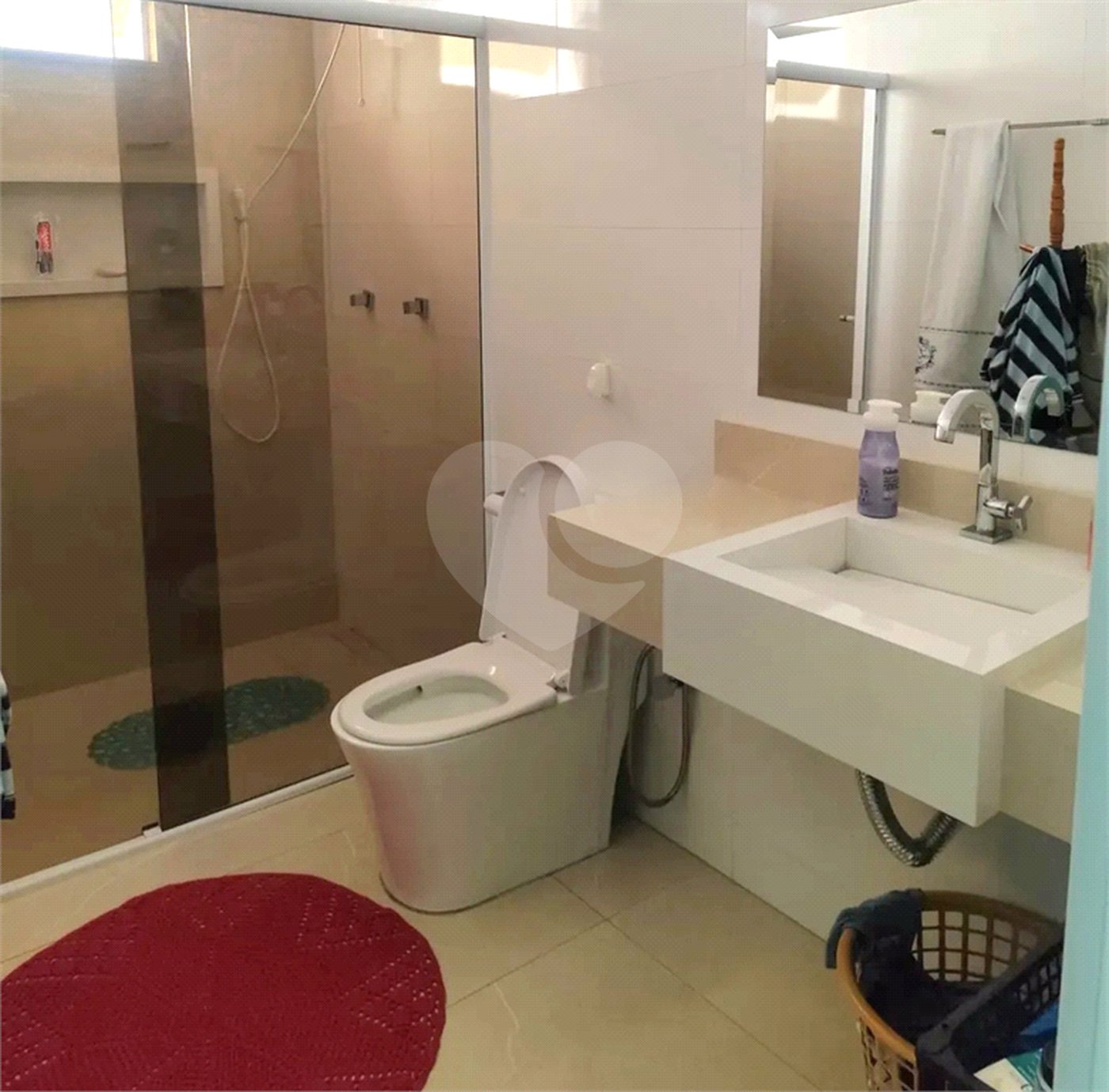 Casa no Jardim Medeiros ampla com 3 dormitórios bem distribuída