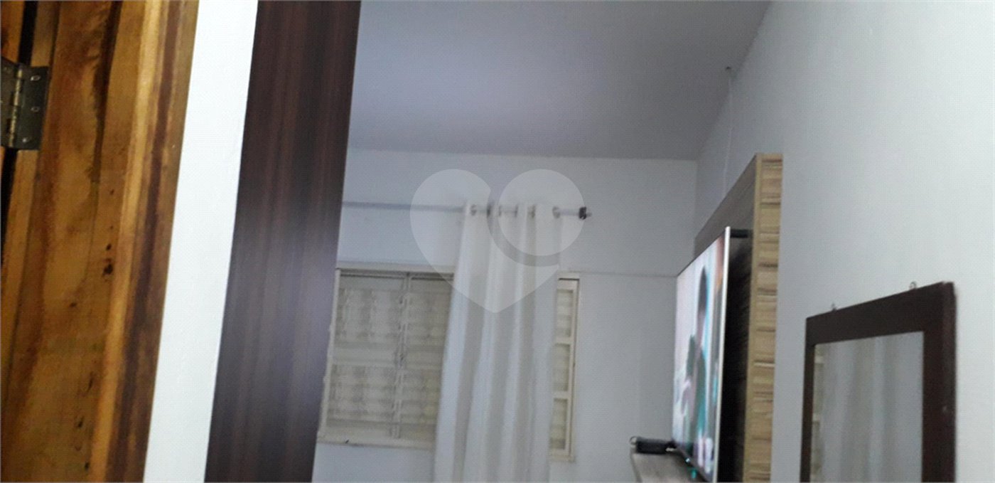 Casa térrea com 3 dormitórios, sendo 1 suíte.