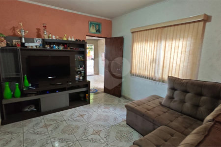 Oportunidade Única no Santa Felícia: Casa 3 dormitórios, Conforto, Espaço de Sobra e a Melhor Localização de São Carlos!