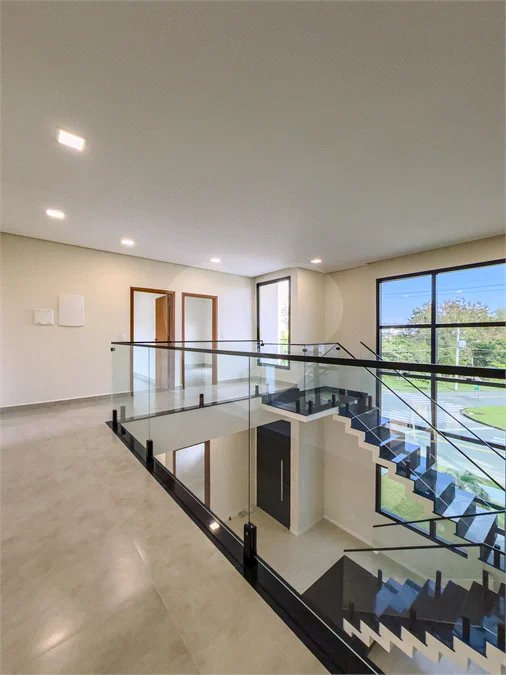 Indaiatuba - Condomínio Milano - Sobrado - 350 m² de terreno - 240 m² de área construída - 4 vagas de garagem, sendo 2 cobertas - Salas de estar e jantar integradas - 3 suítes com closet e varanda no pavimento superior - Escritório no térreo - Espaço gourmet com churrasqueira - Banheiro externo