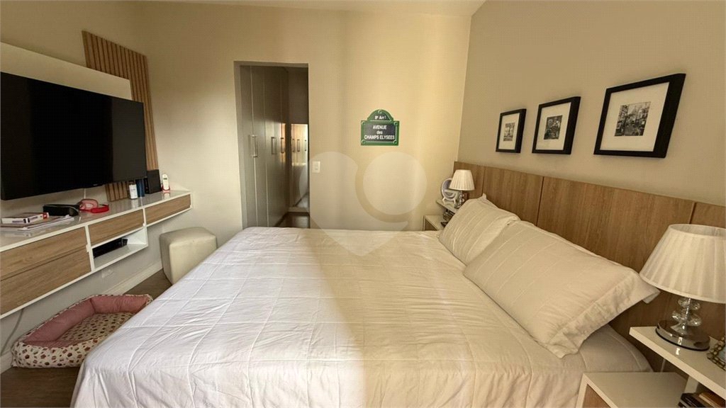 Apartamento de 130 m² com três dormitórios, sendo uma suíte, com armários embutidos, dependências de empregado e lavabo