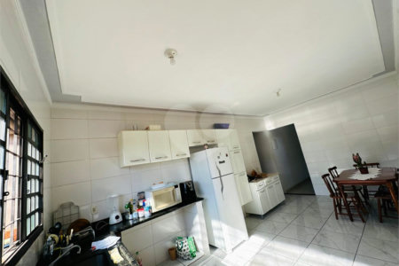 Casa á venda, com 03 Dormitórios, em São Carlos.