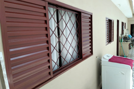 Casa térrea com 2 dormitórios, sendo 1 suíte.