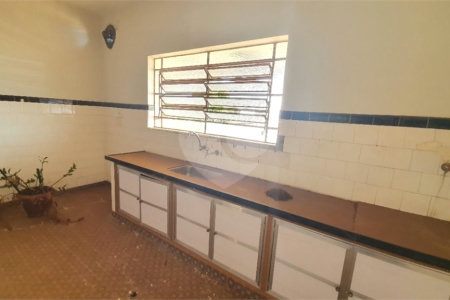 Sobrado com 4 dormitórios.