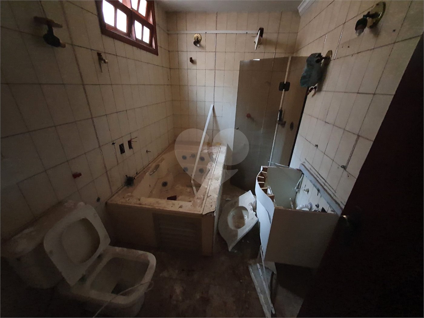 Casa térrea com 5 dormitórios, sendo 2 suítes.