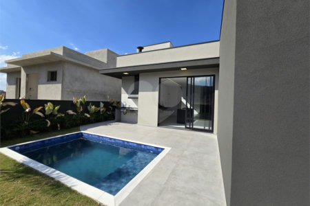 Maravilhosa Casa térrea em condomínio fechado no Portal Lamis, com 3 suítes, piscina privativa e persianas elétricas em excelente condomínio com salão de festas, piscina, quadras de tênis, beach tênis e campo de futebol. Vista cinematográfica da Pedra Grande.