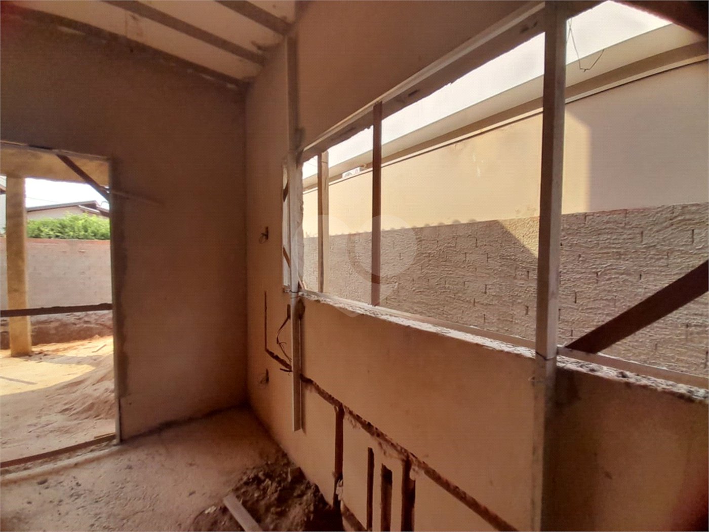 Casa em Construção com Área Gourmet e Piscina no Condomínio Damha II