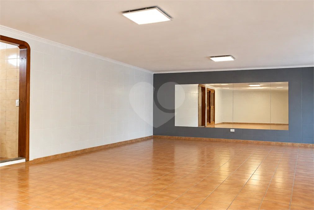 Casa à venda com 6 dormitórios, 3 suítes, piscina, área gourmet, hidromassagem, lareira, varanda e 6 vagas de garagem. Conforto e lazer para toda a família!
