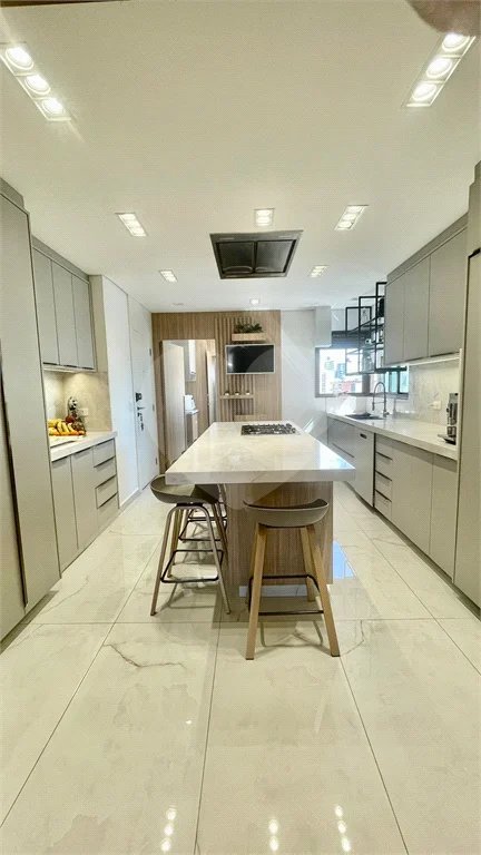 Cobertura à venda na Aclimação de 300m² com 2 vagas.