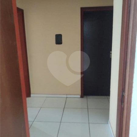 Casa térrea com 2 dormitórios, sendo 1 suíte.