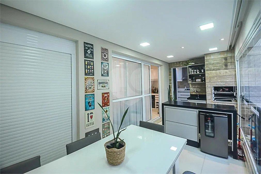 Espaço, conforto e uma localização privilegiada fazem deste apartamento mobiliado no Baeta Neves, em São Bernardo do Campo, uma excelente opção para seu novo lar. Com 118 m², três dormitórios e quatro banheiros, o imóvel oferece ambientes amplos para acomodar a família e receber amigos com comodidad