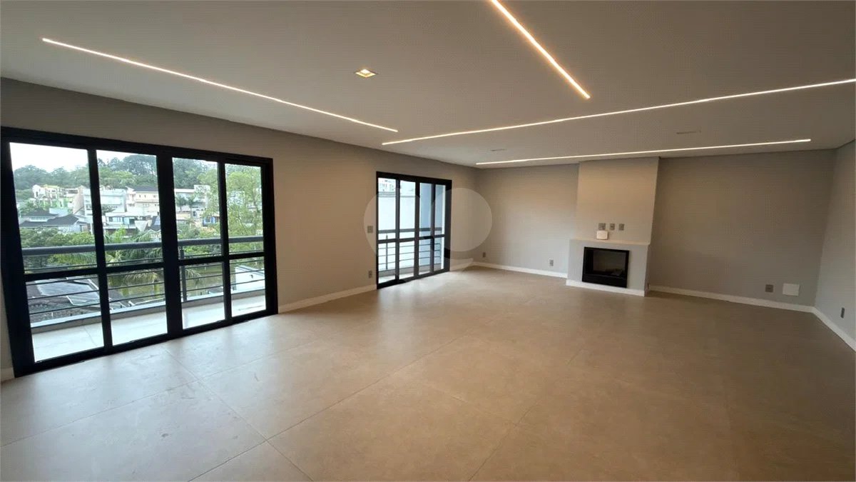 Sobrado de alto padrão no Swiss Park, totalmente reformado, com 4 suítes, piscina, elevador, espaço gourmet, 4 vagas e condomínio com lazer completo.