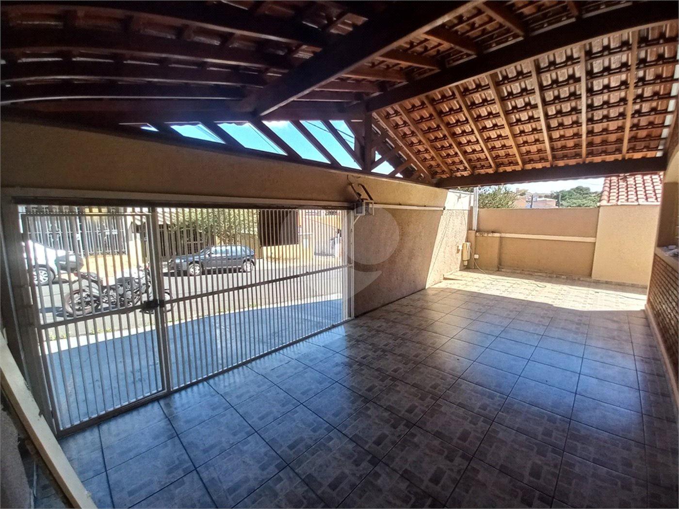 Casa térrea com 3 dormitórios, sendo 1 suíte.