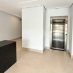 Sobrado de alto padrão no Swiss Park, totalmente reformado, com 4 suítes, piscina, elevador, espaço gourmet, 4 vagas e condomínio com lazer completo.