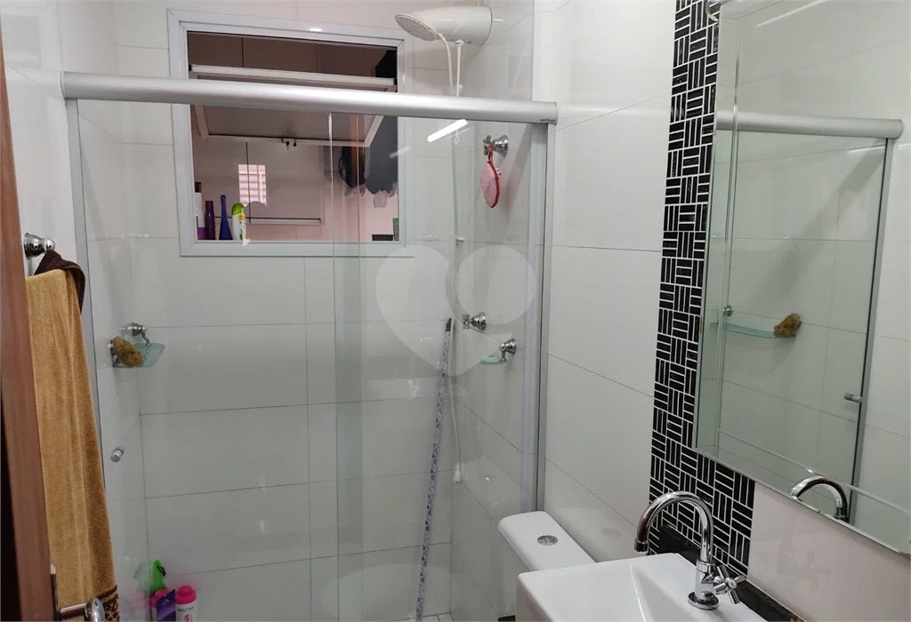 Apartamento térreo , três quartos sendo uma suíte.