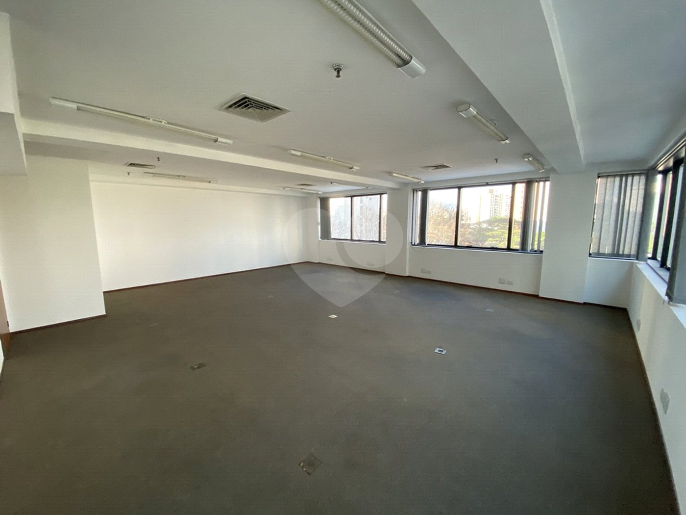 Conjunto comercial com 146m², 3 vagas, à venda no Brooklin