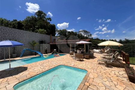 Chácara com excelente infraestrutura, contendo casa com 8 dormitórios, 900 m² de área construída, área total de 3000m², piscina adulto e infantil, churrasqueira, quadra gramada de futebol - Rio Acima - Atibaia/SP 900 m² Área construída 3.000 m² Área do terreno