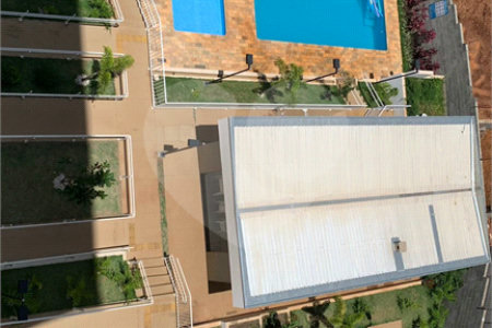 Apartamento no Condomínio Parque dos Manacás.