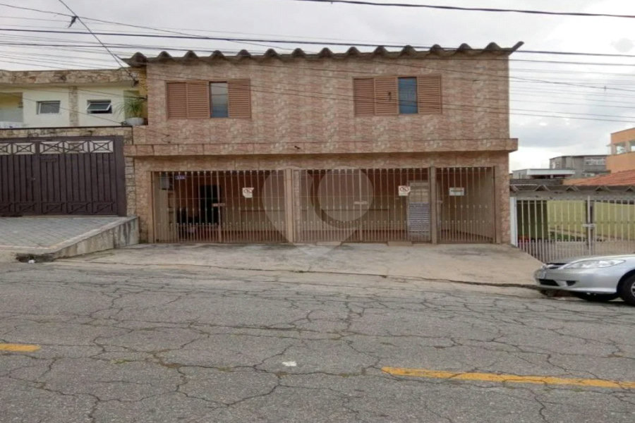 Sobrado grande com 2 garagens, 4 dormitórios.