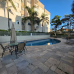 Magnífico Apartamento – Vista Amaralina | 02 DORMS | VARANDA C/ VISTA LIVRE | PISO LAMINADO | PISCINAS | 1 VAGA LIVRE | ISENTO IPTU !!!!