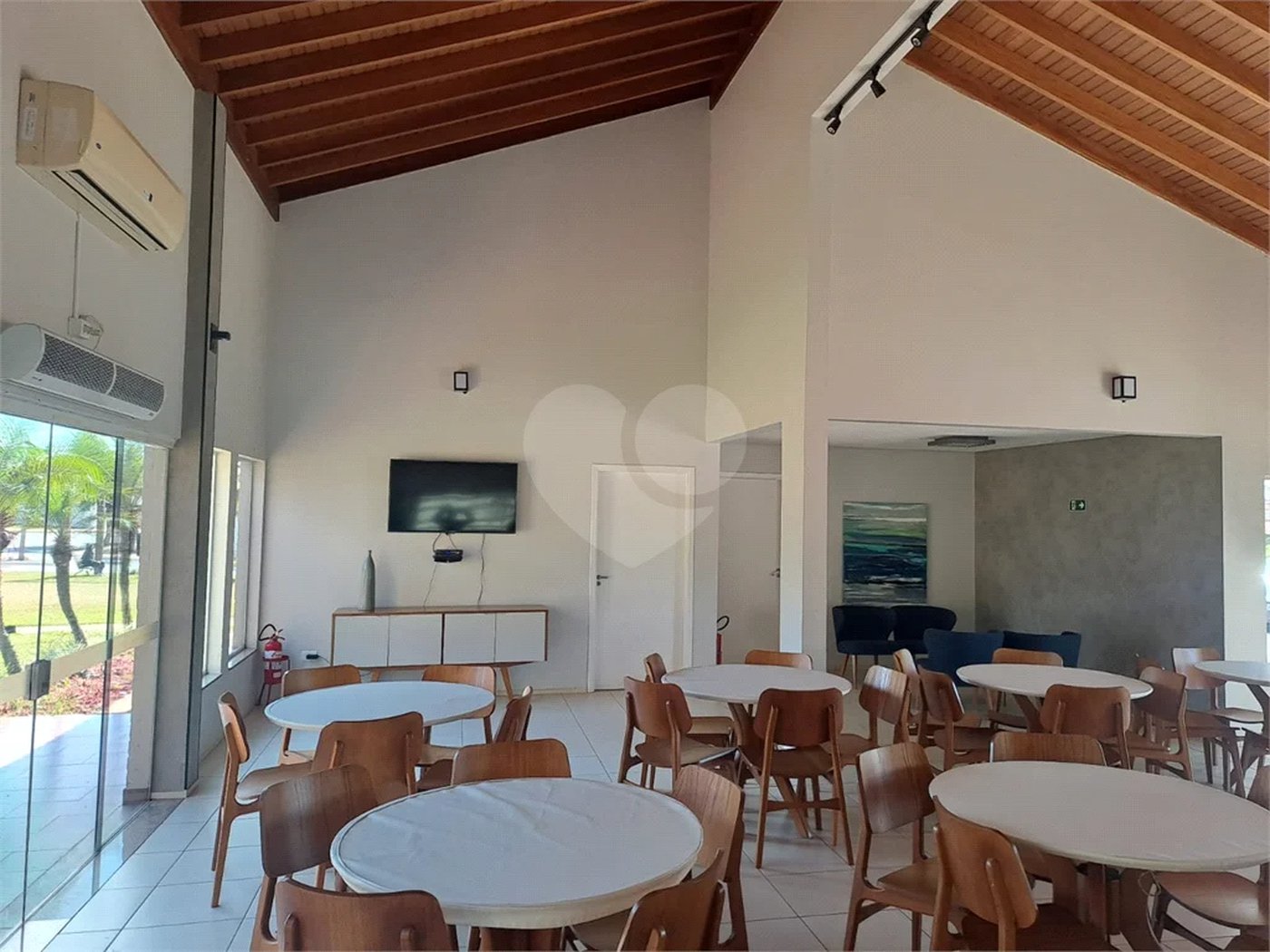 Linda Casa 3 dormitórios com piscina - R$ 950.000,00