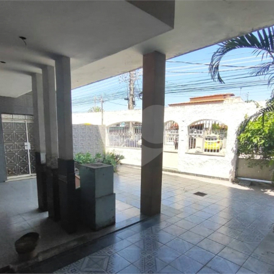 Triplex à venda em Santa Cruz – 3 quartos, 5 banheiros, 3 salas e 2 vagas