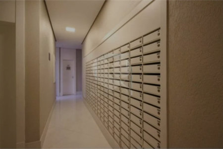 Apartamento com dois dormitórios sendo um climatizado, com duas vagas de garagem.
