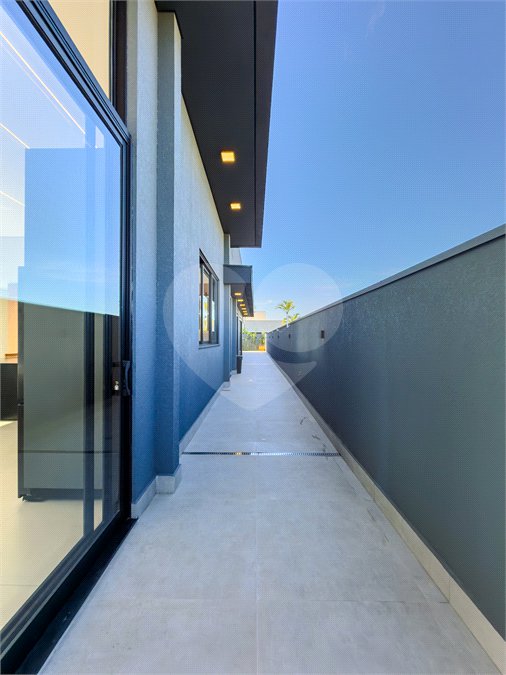 Indaiatuba - Quintas da Terracota - 1252 m² de terreno - casa térrea com 514 m² de área construída -3 vagas de garagem cobertas e 3 descobertas Lavabo - Sala de estar e jantar amplas e integradas - Escritório privativo - Cozinha toda equipada com geladeira, forno, micro-ondas, lava-louças,
