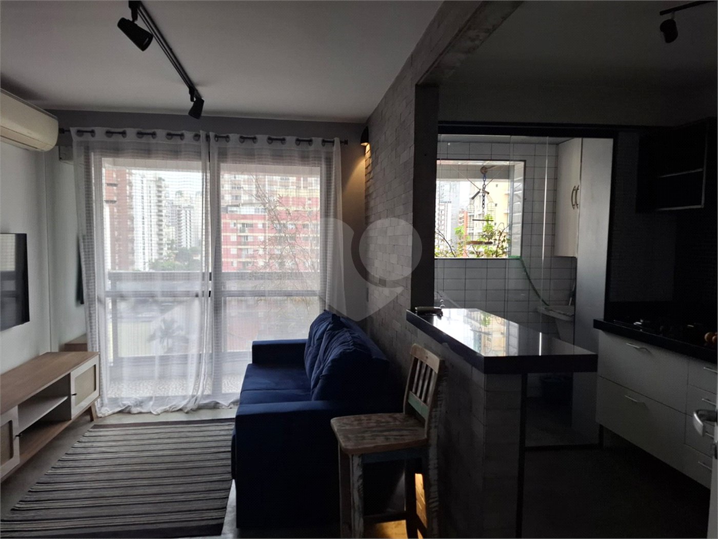 Apartamento moderno e mobiliado, 1 dormitório 1 banheiro, sala de star com varanda, cozinha americana, na Vila Olímpia.