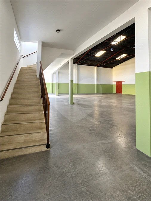 Galpão comercial/industrial com 627 m² no Bairro Planalto, em São Bernardo do Campo, próximo à Via Anchieta, com piso fabril, escritórios e mezanino.