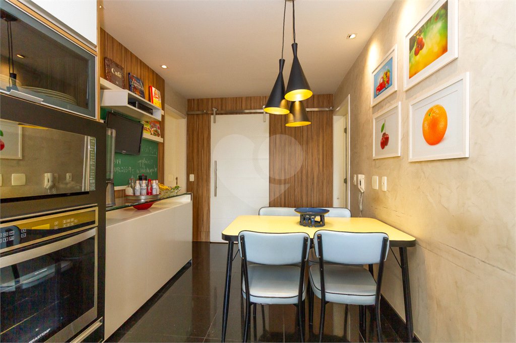 Apartamento de Alto Padrão no Campo Belo para venda com porteira fechada, com 4 dormitórios suítes e 4 vagas com lazer de club.