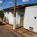 Casa térrea com 5 dormitórios, sendo 2 suítes.