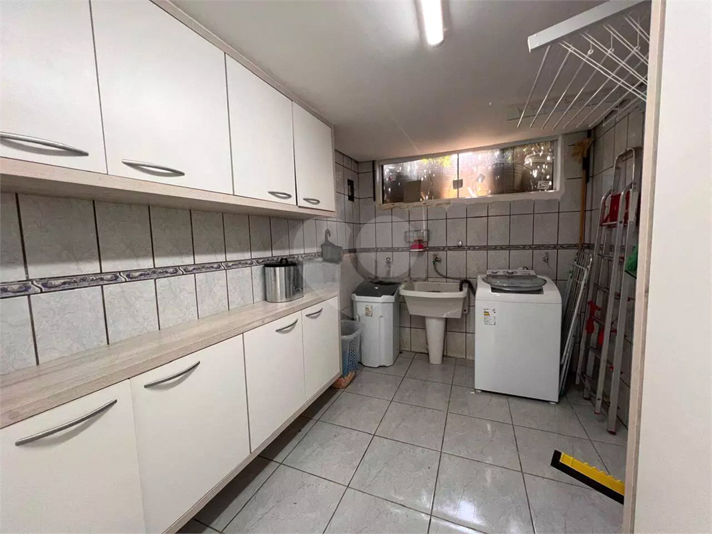 Chácara com excelente infraestrutura, contendo casa com 8 dormitórios, 900 m² de área construída, área total de 3000m², piscina adulto e infantil, churrasqueira, quadra gramada de futebol - Rio Acima - Atibaia/SP 900 m² Área construída 3.000 m² Área do terreno