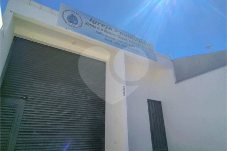 Imóvel disponível para venda com excelente localização e grande potencia, tambèm gerando uma renda passiva todos meses com contrato de aluguel ativo. Salão Comercial Perfeito para quem busca conforto, praticidade e um ótimo investimento