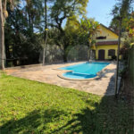Casa com Piscina, Sauna e Edícula em Rua Arborizada no Tremembé