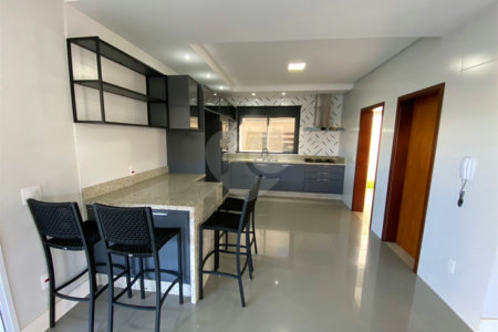 Casa com alto padrão de acabamento para venda no Condomínio Montreal.