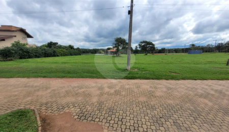 Terreno à venda no condomínio Vila Pinhal, Itirapina - SP